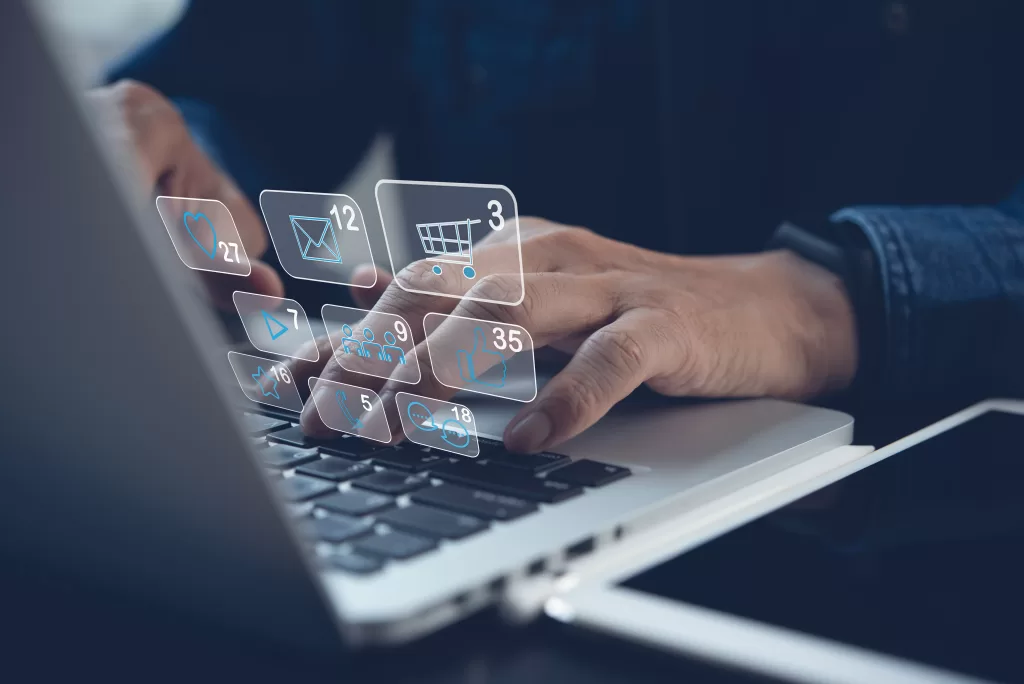 Homem criando uma loja virtual através do notebook